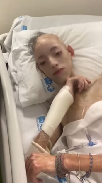 Ingrid, 16 anos, acamada no hospital em tratamento contra o câncer no intestino